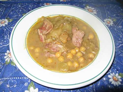 Potage de chou aux pois chiches et jambon Serrano