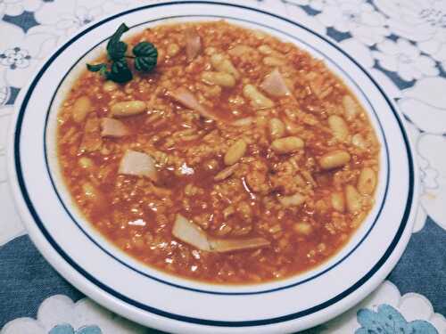 Potage de riz et haricots blancs à la tomate au bacon