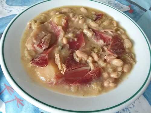 Potage épais de haricots blancs au jambon Serrano