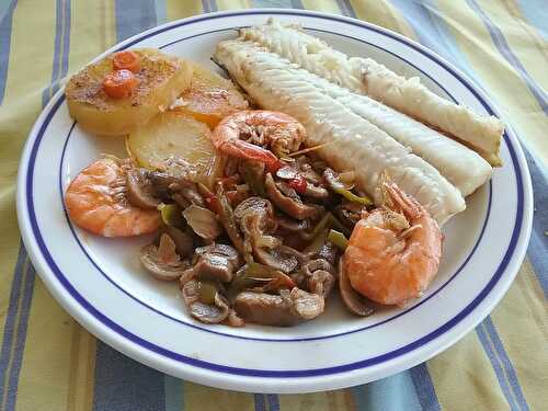 Queue de merlu et fricassée de queues de gambas aux légumes et champignons