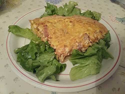 Quiche aux lardons et au fromage ail et persil aux carottes râpées