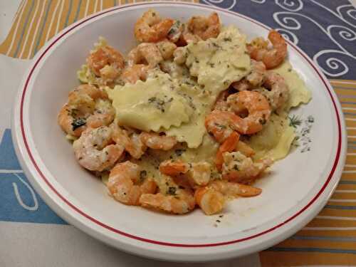 Ravioli aux fromages et crème aillée aux crevettes sautées