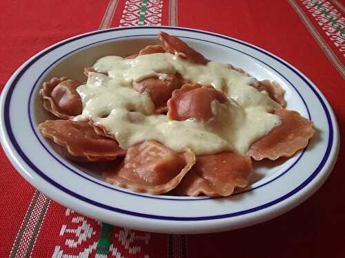 Ravioli fleur à la betterave farcis au jambon fumé à la crème de brie