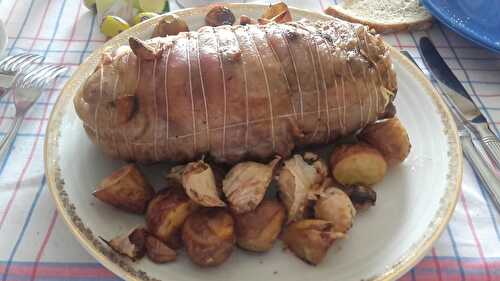 Rôti d’épaule d’agneau aillé et pommes de terre de Noirmoutier à l’ail au four