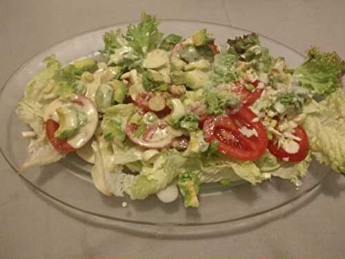 Salade aux avocats et tomates à la sauce blanche