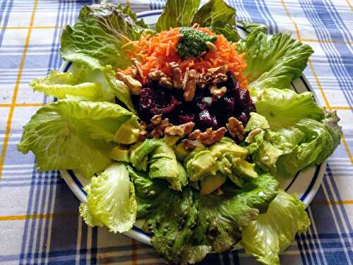 Salade aux carottes râpées et betterave rouge et avocats aux noix