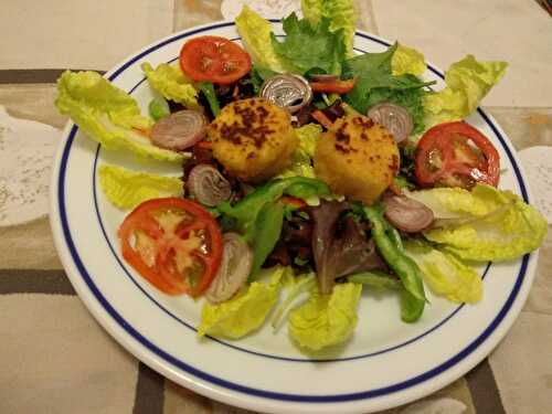 Salade de chèvres chauds panés et vinaigrette d’échalotes au sirop d’érable