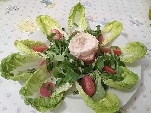 Salade de cœur de laitue et mâche au fromage de chèvre chaud