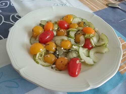 Salade de concombre et tomates cerise à la vinaigrette japonaise