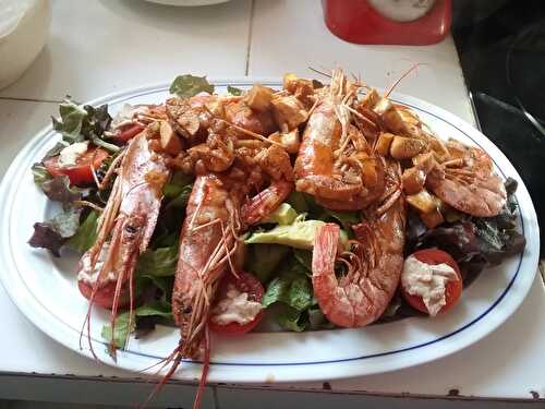 Salade de gambones et anneaux de calamars aux tomates