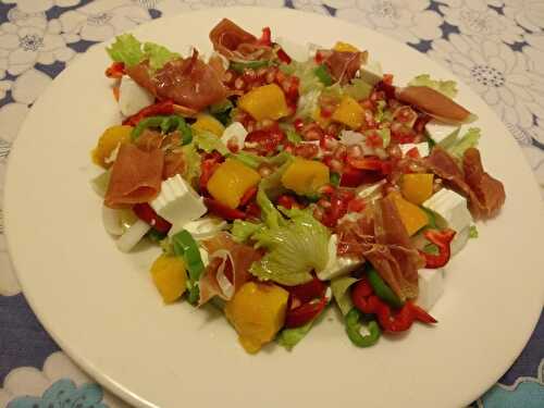 Salade de jambon serrano et fromage de chèvre à la mangue et à la grenade