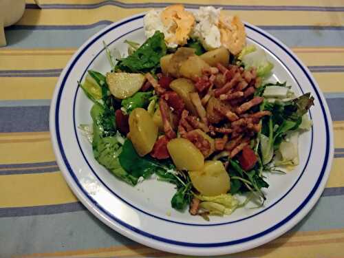 Salade de jeunes pousses aux pommes de terre et aux lardons à la vinaigrette d’échalotes