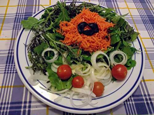Salade de jeunes pousses et carottes râpées à l'ail noir