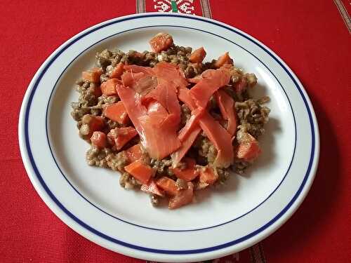 Salade de lentilles citronnée à la papaye et au saumon fumé