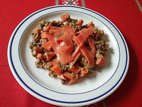 Salade de lentilles citronnée à la papaye et au saumon fumé