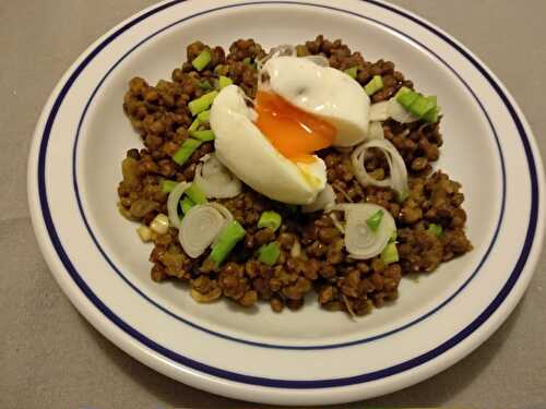 Salade de lentilles tièdes aux œufs pochés