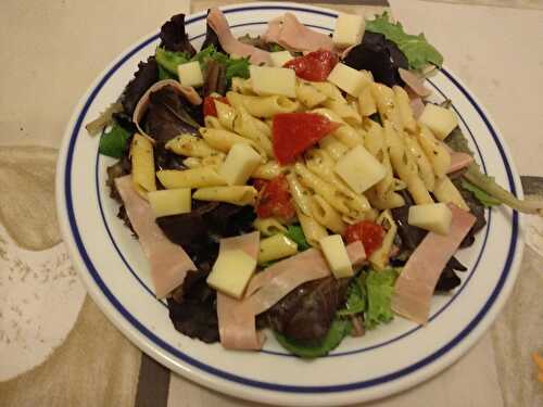 Salade de macaroni au jambon et fromage