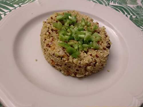 Salade de quinoa au poivron et avocat à la tomate