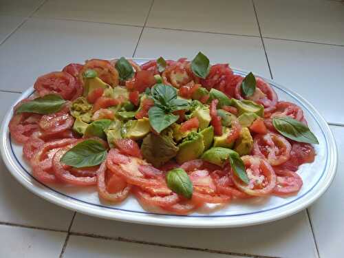Salade de tomates aux avocats à l’ail et au basilic