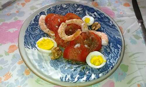 Salade de tomates aux crevettes et vinaigrette de noix au miel