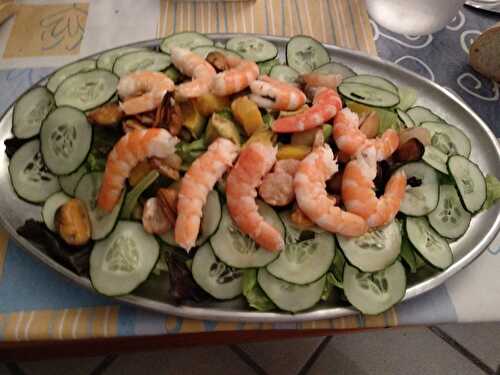 Salade fraîche d’avocat et ananas aux crevettes et aux moules