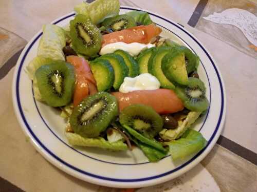 Salade fraîche de saumon fumé aux avocats et aux kiwis