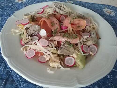 Salade variée de truite fumée et crudités