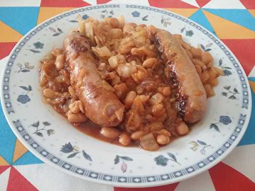 Saucisses butifarra au chou blanc et aux haricots blancs à la tomate