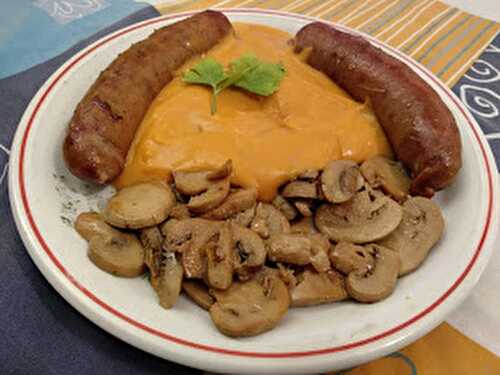 Saucisses de Montbéliard et purée de patates douces aux champignons et lamelles de truffes