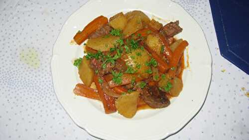 Sauté de bœuf aux carottes et pommes de terre à la sauce aigre-douc