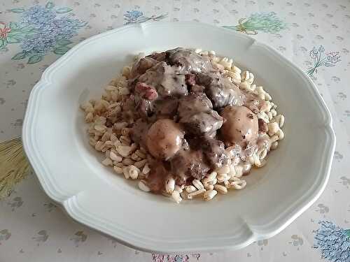 Sauté de kangourou à la crème et aux champignons