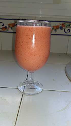 Smoothie aux bananes et fraises au jus d'ananas