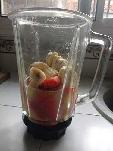 Smoothie aux fraises et banane au jus d'ananas