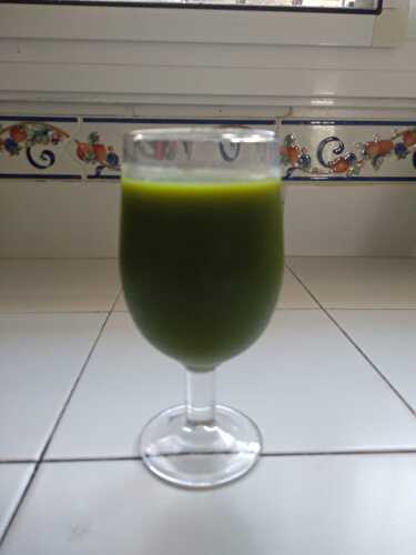 Smoothie d’épinards, gingembre, kiwi, citron et miel