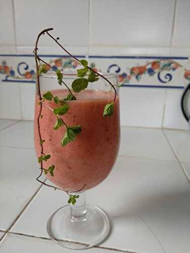 Smoothie de fraises à la banane et kiwi au jus de pomme