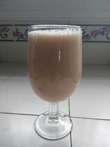 Smoothie de goyaves fraise à la banane et au jus de pomme