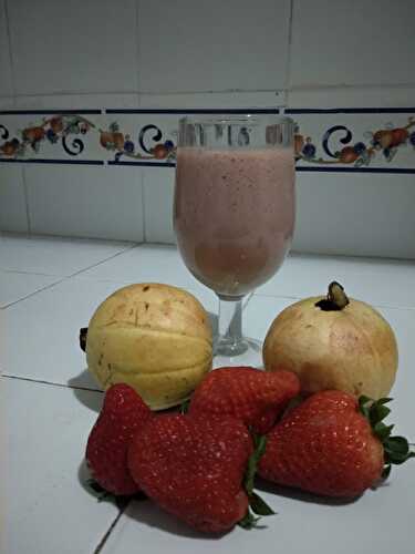 Smoothie de goyaves fraise à la poire et jus de fraises