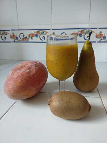 Smoothie de mangue à la poire et au kiwi