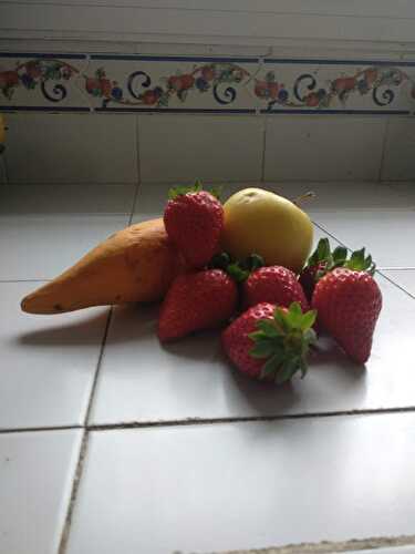 Smoothie de papaye aux fraises et pommes au curcuma et cannelle