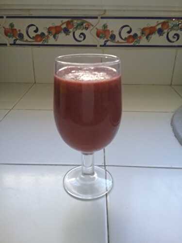 Smoothie pastèque, groseille, tomates et citron vert