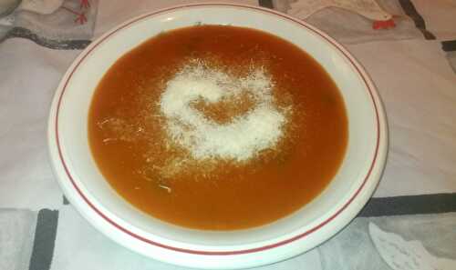 Soupe à la tomate et poivrons rouges au parmesan