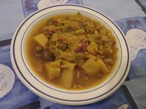 Soupe au chou blanc et lard mi-sel rissolé