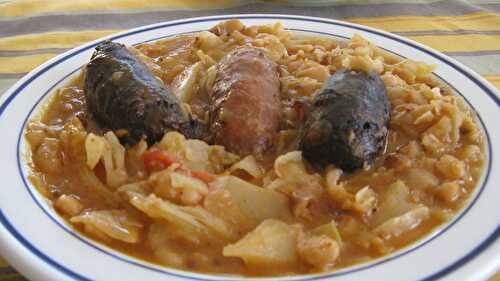 Soupe au chou et aux pois chiches avec chorizos et boudins - Les marmites de Marphyl