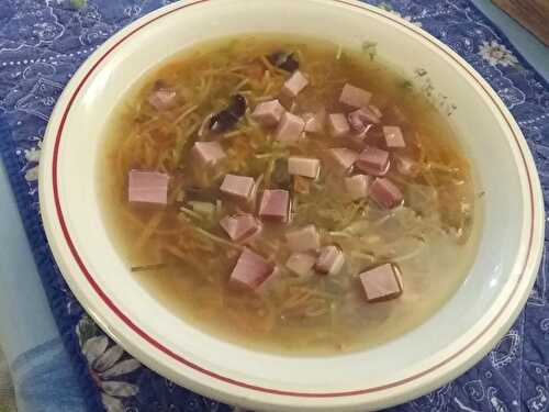 Soupe chinoise aux champignons noirs et vermicelles au jambon fumé