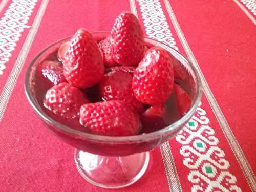 Soupe de fraises au vin blanc doux et à la menthe