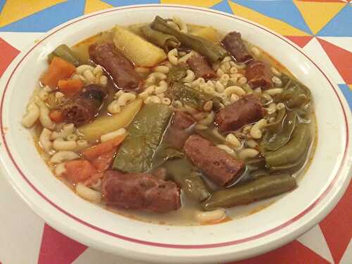 Soupe de légumes aux coquillettes et aux saucisses