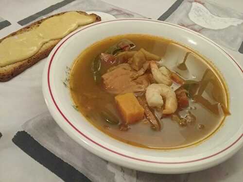 Soupe de poisson et crevettes aux légumes des Îles