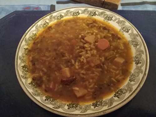 Soupe de riz et pommes de terre aux saucisses