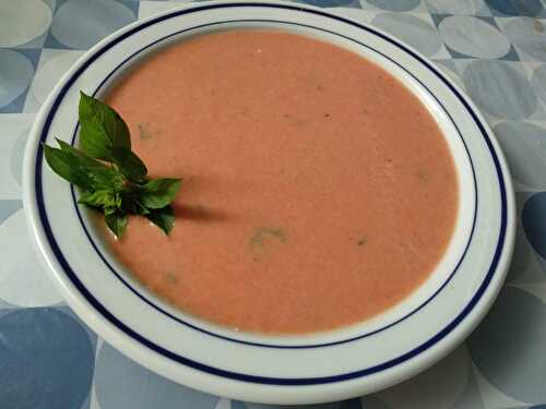 Soupe de tomates glacée au chèvre frais et au basilic