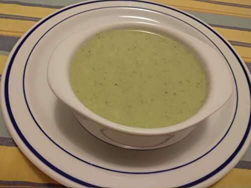 Soupe glacée aux courgettes et radis noir au fromage frais